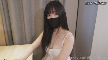 「lazypiggy懶懶豬」《甜美游戏陪玩》，女陪玩玩到一半被强行推倒插入，无套内射白虎嫩穴